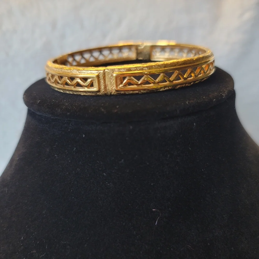 Monet RARE Bangle / Gold Gilded Look / Goldtone, Vintage, Estate, Size 8 - Picture 10 of 10